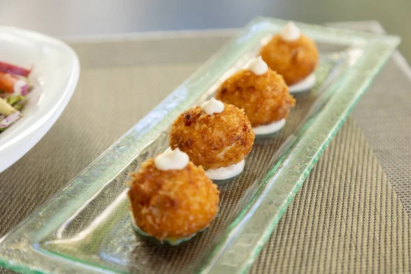 Cam tabakta servis edilen köfteli ve soslu lezzetli bir yemek.