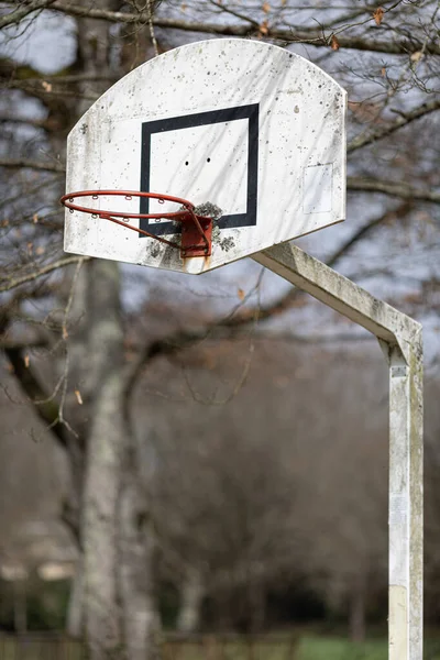 Een Verticaal Schot Van Een Oude Basketbalring Het Park — Stockfoto
