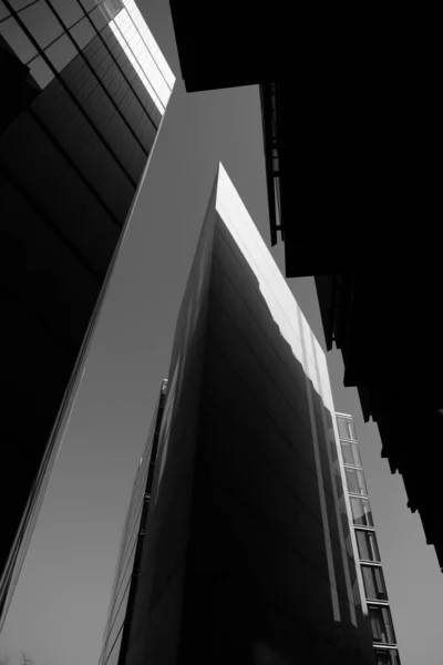 Londoni South Bank Modern Architektúrájának Függőleges Alacsony Szögű Szürkeárnyalata — Stock Fotó