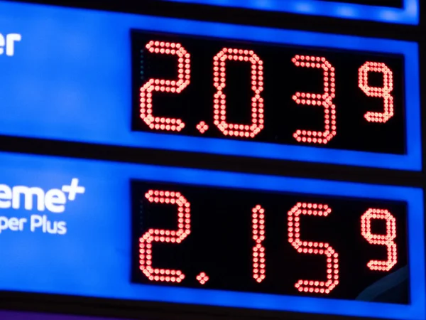 Benzin Istasyonunda Akaryakıt Fiyatları — Stok fotoğraf