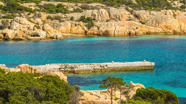Krásný Výhled Čistou Vodu Obklopenou Skalnatým Mořem Ostrově Sardinie — Stock fotografie