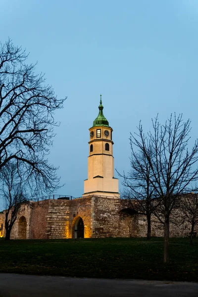 Piękne Ujęcie Wieży Zegarowej Sahat Kula Twierdzy Kalemegdan Przed Niebem — Zdjęcie stockowe