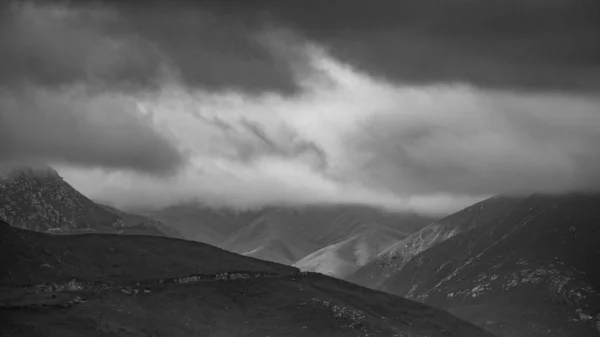 曇り空を背景にした山岳風景の絶景 — ストック写真