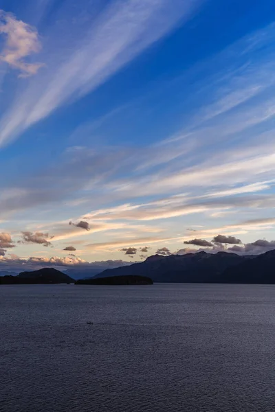 Een Schilderachtig Uitzicht Een Zeegezicht Onder Prachtige Hemel Bij Zonsondergang — Stockfoto