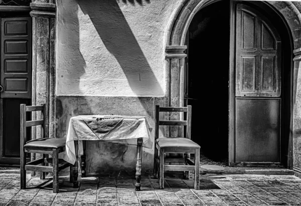 Cliché Niveaux Gris Une Table Deux Chaises Devant Vieux Café — Photo