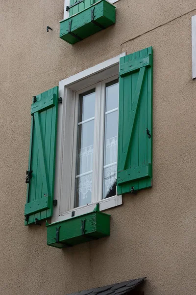 浅棕色建筑物上的窗户的一个垂直镜头 Les Thermes — 图库照片