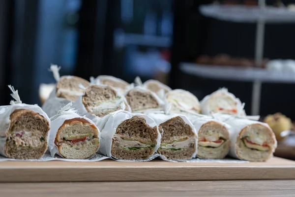 Een Close Van Sandwiches Een Tafel — Stockfoto