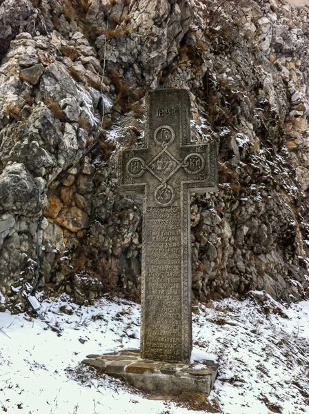 Romanya Daki Bran Kalesi Yakınlarında Kiril Alfabesiyle Çizilmiş Bir Kaya — Stok fotoğraf