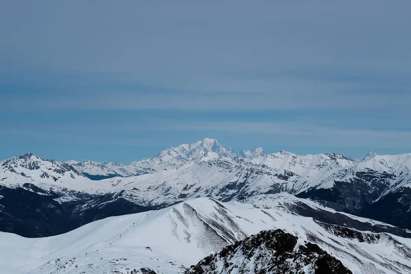 Uma Vista Aérea Belas Montanhas Cobertas Neve Sob Céu Azul — Fotografia de Stock
