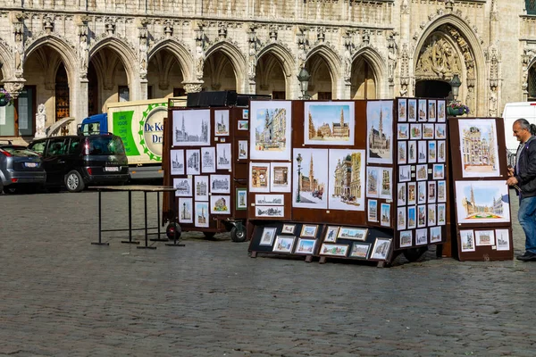 Una Persona Vendiendo Sus Pinturas Cerca Grand Place Bruselas Bélgica — Foto de Stock