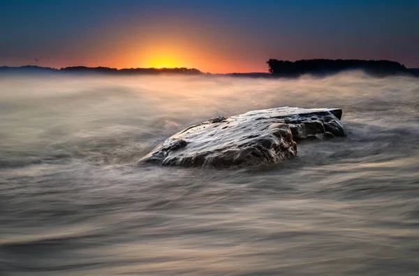 Piękne Ujęcie Kamienia Wodzie Zachodzie Słońca — Zdjęcie stockowe
