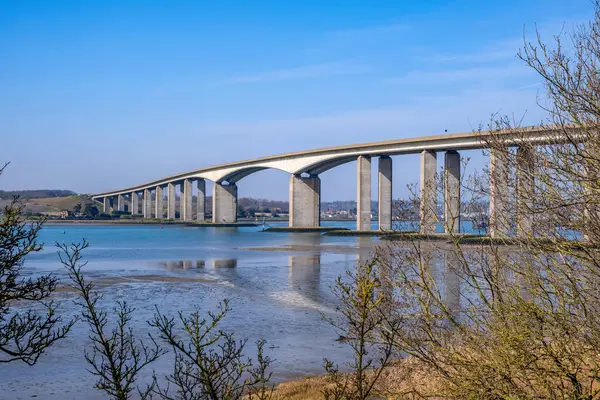 Vacker Utsikt Över Bro Över Floden Solig Dag — Stockfoto