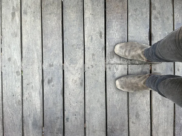 Μια Κάθετη Λήψη Των Ποδιών Του Ανθρώπου Στέκεται Ξύλινο Φόντο — Φωτογραφία Αρχείου