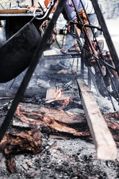 Ein Vertikaler Schuss Fleisch Braten Auf Feuer Freien — Stockfoto