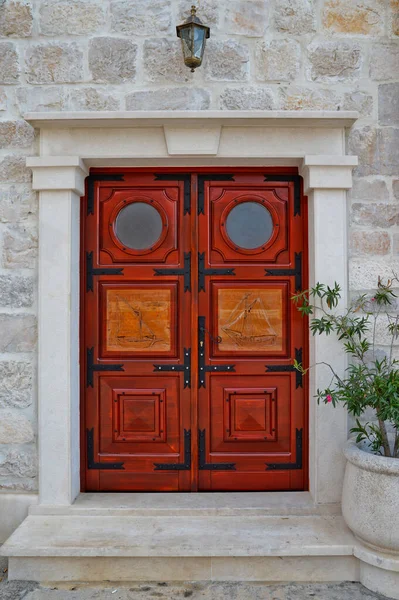 索尔塔的一个红门 是克罗地亚许多岛屿中的一个小镇 — 图库照片