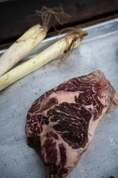 Morceau Steak Bœuf Cru Sur Avec Oignon Vert Épices Haut — Photo