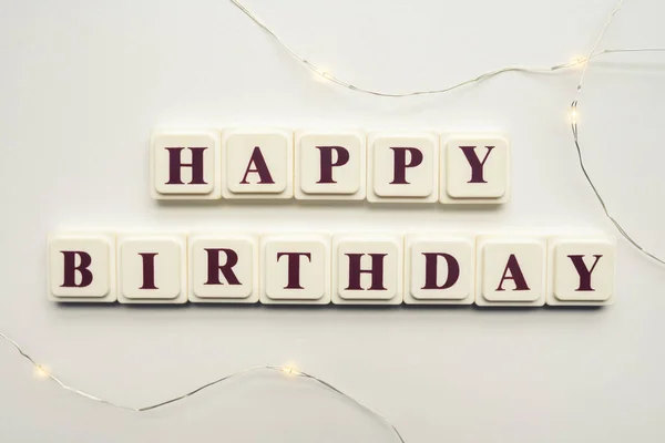 白い背景に Happy Birthday というメッセージを綴った文字でスクラブルタイルのクローズ — ストック写真