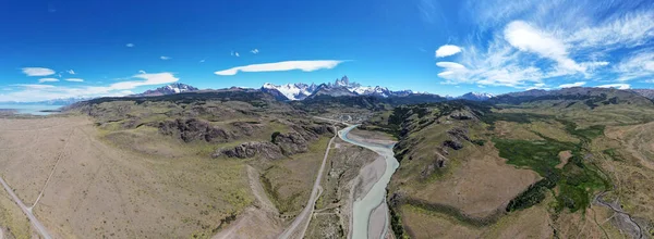 Panorámás Kilátás Fitz Roy Vagy Cerro Chalten Hegy Alatt Kék — Stock Fotó