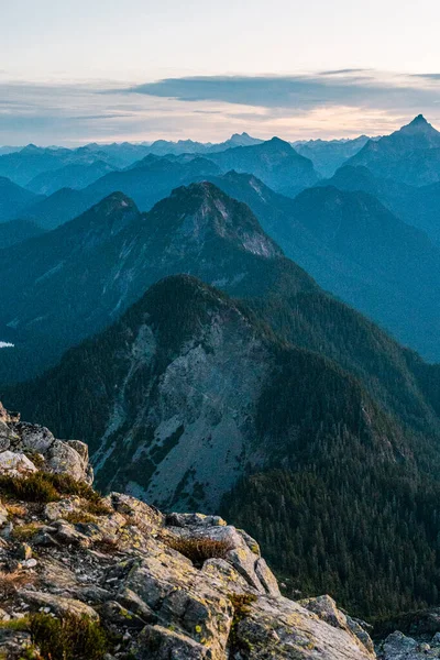 Dağların siluetlerinin bir portresi