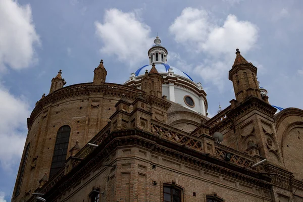 青い曇った空に対してエクアドルのクエンカの新大聖堂の低角度ショット — ストック写真