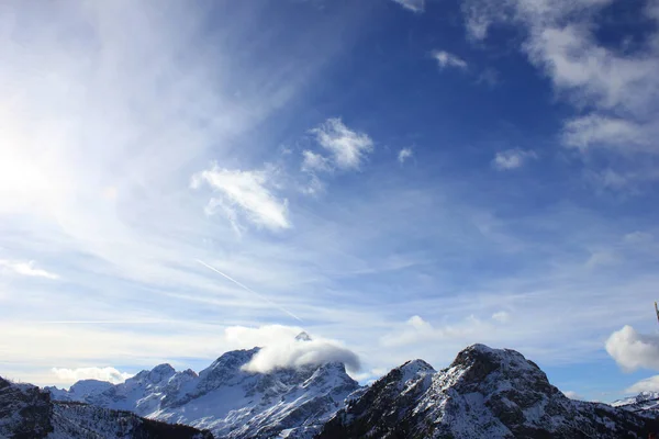 Malebný Pohled Modrou Oblačnou Oblohu Nad Vysokými Zasněženými Horami — Stock fotografie