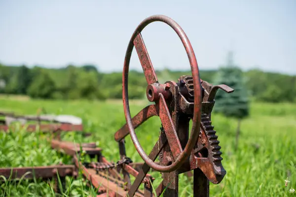 Tiro Close Uma Roda Enferrujada Industrial Uma Fazenda — Fotografia de Stock