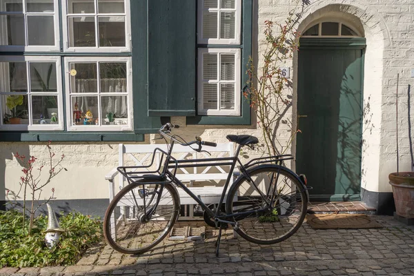 Een Fiets Geparkeerd Voor Een Huis Een Zonnige Dag Lubeck — Stockfoto