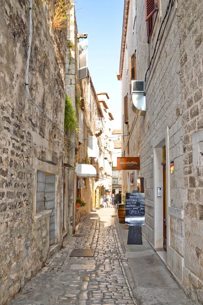 Una Pequeña Calle Barrio Medieval Trogir Una Antigua Ciudad Croata — Foto de Stock
