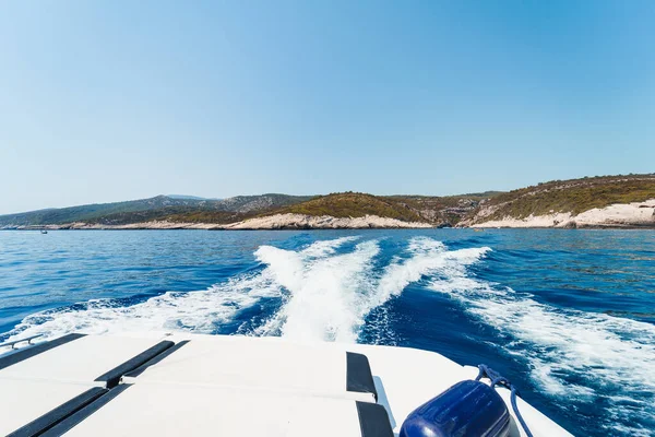 Mavi gökyüzünün altında denizdeki bir yolcu gemisinden güzel bir dalga manzarası.