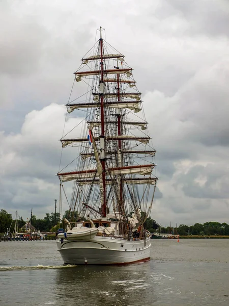 Limana giden tarihi gemi.