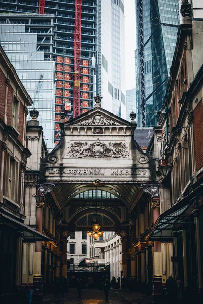 Pionowe Ujęcie Wejścia Leadenhall Market Londynie Wielka Brytania Drapaczami Chmur — Zdjęcie stockowe