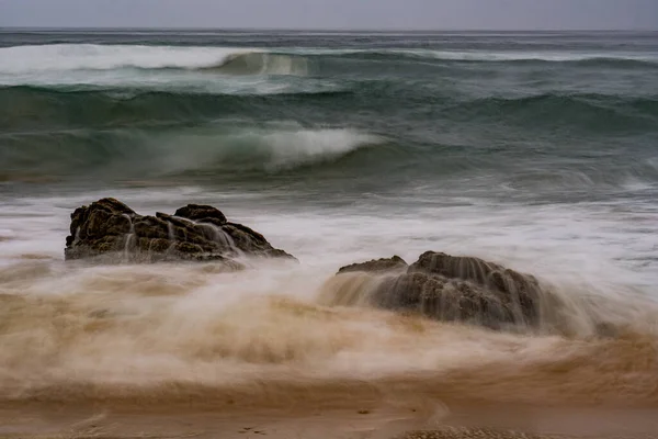 海岸近くの岩の上で波が砕ける — ストック写真