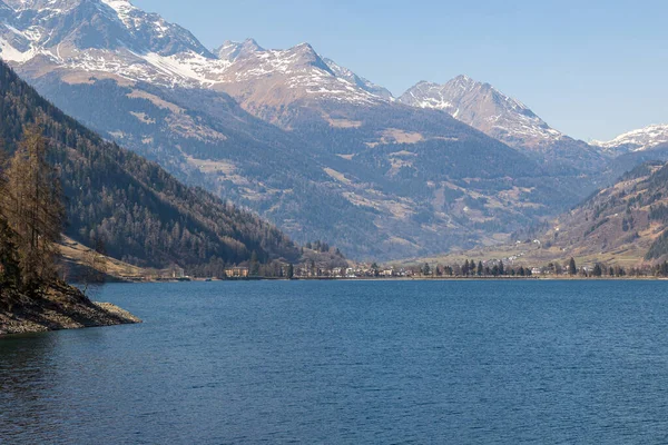 Dağ vadisinde mavi bir göl manzarası