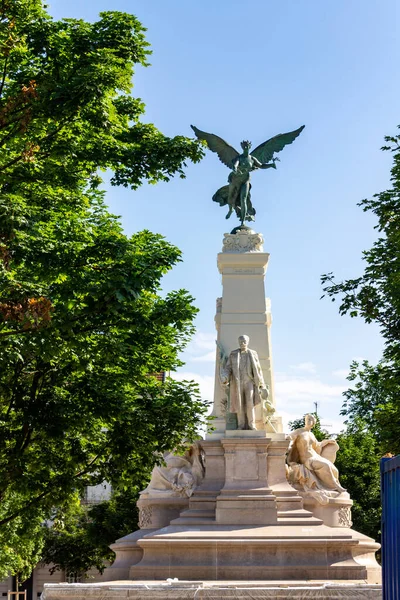 Eine Vertikale Aufnahme Des Monuments Sadi Carnot Park Dijon Frankreich — Stockfoto