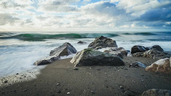 Uma Costa Rochosa Mar Ondulado — Fotografia de Stock