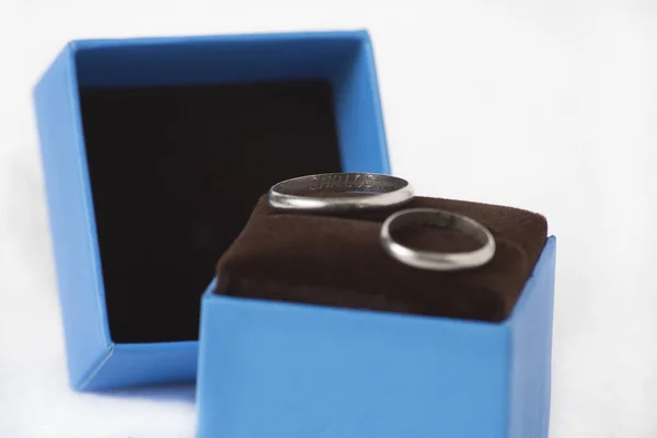 Closeup Shot Couple Wedding Rings Blue Jewelry Box Isolated White — Stock Photo, Image