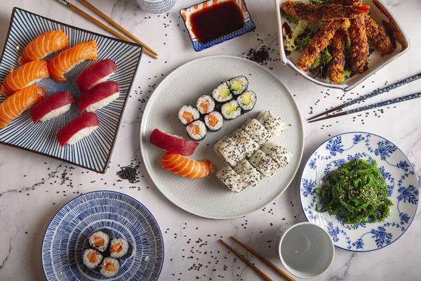 Horní Pohled Různé Druhy Sushi Rohlíků Krevety Tempura Wakame Mořské — Stock fotografie