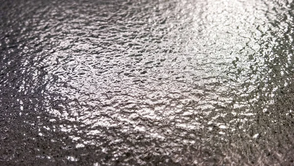 Güneş ışığıyla akan temiz nehir dokusu arka planı