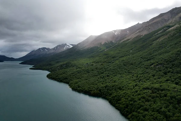 Tiro Aéreo Lago Que Lava Sua Costa Coberta Com Floresta — Fotografia de Stock