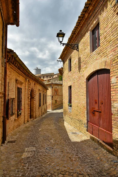 意大利马切地区一个中世纪城镇Montecosaro的老房子之间一条狭窄街道的纵断面 — 图库照片