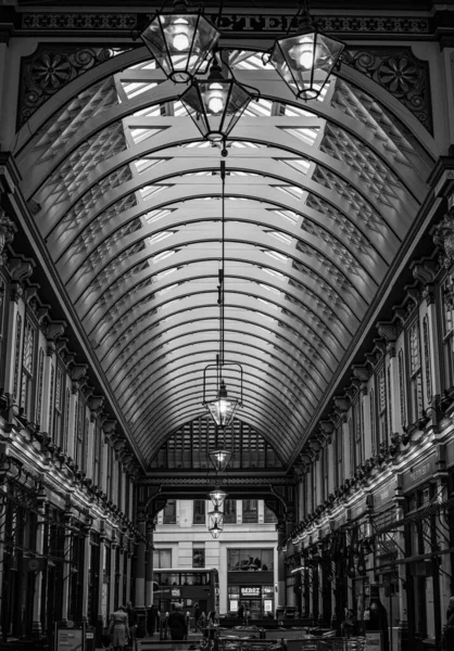 Grayscale Záběr Stropu Žlutými Lampami Trhu Leadenhall Interiérových Stolech Londýně — Stock fotografie