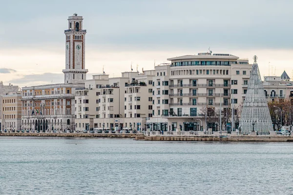 Bulutlu bir günde İtalya 'nın Bari kentindeki deniz manzaralı binaların manzarası