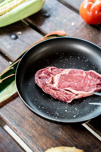 Pedaço Bife Cru Com Especiarias — Fotografia de Stock