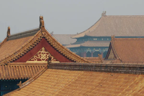 Belos Telhados Dos Antigos Templos Asiáticos Sob Céu Sombrio — Fotografia de Stock