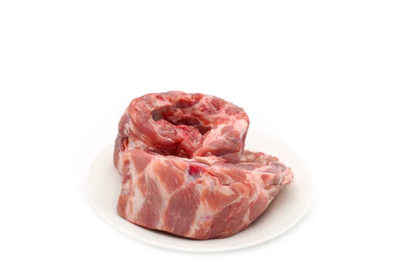 Egy Közelkép Nyers Húsról Egy Fehér Alapon Izolált Tányéron — Stock Fotó