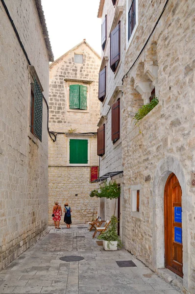 Mała Uliczka Średniowiecznej Dzielnicy Trogiru Starego Chorwackiego Miasta — Zdjęcie stockowe
