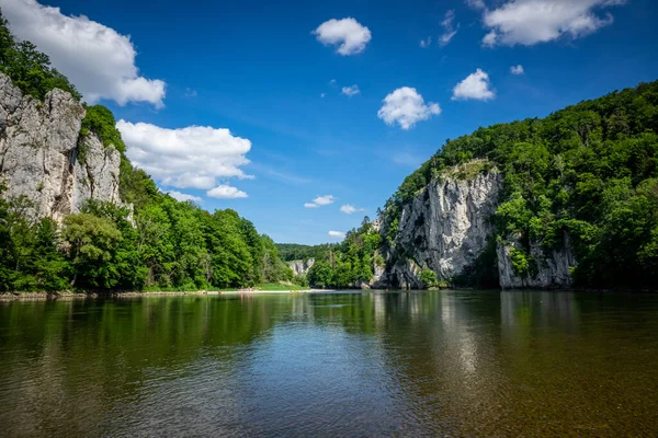 Uma Vista Pitoresca Rio Altmuhl Baviera Alemanha Sobre Fundo Azul — Fotografia de Stock