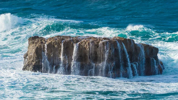 스페인의 카나리아에 바위에 부딪치는 파도의 아름다운 — 스톡 사진