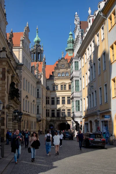 Dresden Deutschland März 2022 Menschen Spazieren Sonnigen Nachmittagen Durch Die — Stockfoto