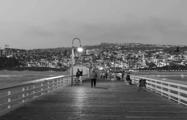 사람들 주변을 산책하는 San Clemente Pier — 스톡 사진